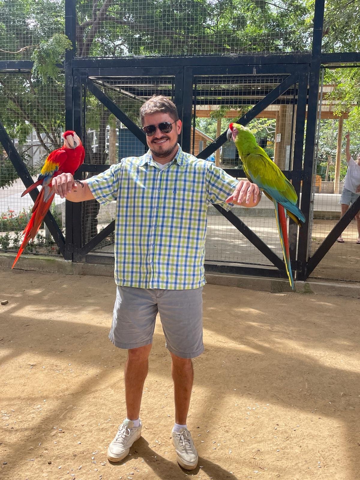 Real customer photo from Nahomy Tours - Macaw & Exotic Bird Encounter + Roatán Cultural Tour - Item 5